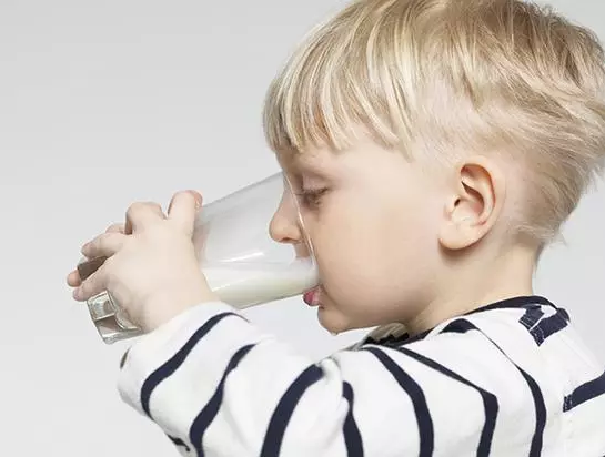 用牛奶灌孩子能反超"矮基因" 还不如让他多吃肉多吃菜